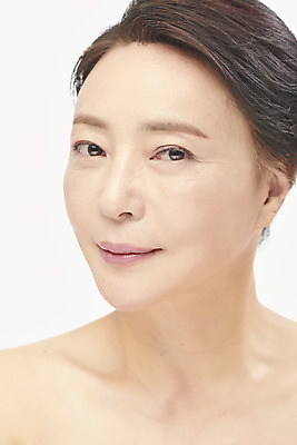 포토 JPG 스튜디오촬영 응시 여자 중년 50대 중년라이프 실내 표정 한명 미소 누끼 근접촬영 상반신 앞모습 뷰티 한국인 성형수술 피부관리 흰배경 시술 의료성형뷰티 중년여자한명만 국내포토 1 라이프스타일 시선 뷰포인트 백그라운드 사람 동양인 성인 내부 흰색 수술 여자한명만 중년여자만 파일형식