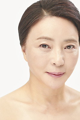 포토 JPG 스튜디오촬영 응시 여자 중년 50대 중년라이프 실내 표정 한명 미소 누끼 근접촬영 상반신 앞모습 뷰티 한국인 성형수술 피부관리 흰배경 시술 의료성형뷰티 중년여자한명만 국내포토 1 라이프스타일 시선 뷰포인트 백그라운드 사람 동양인 성인 내부 흰색 수술 여자한명만 중년여자만 파일형식