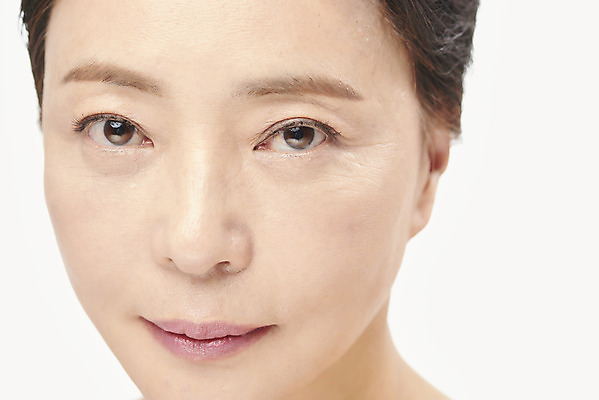 포토 JPG 스튜디오촬영 여자 중년 50대 중년라이프 실내 표정 한명 미소 누끼 근접촬영 상반신 앞모습 뷰티 한국인 성형수술 피부관리 흰배경 시술 의료성형뷰티 중년여자한명만 국내포토 1 라이프스타일 뷰포인트 백그라운드 사람 동양인 성인 내부 흰색 수술 여자한명만 중년여자만 파일형식