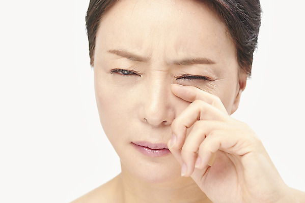 포토 JPG 스튜디오촬영 여자 중년 50대 중년라이프 실내 표정 한명 누끼 손짓 근접촬영 상반신 앞모습 뷰티 한국인 찡그림 성형수술 피부관리 흰배경 시술 의료성형뷰티 중년여자한명만 국내포토 1 라이프스타일 뷰포인트 백그라운드 모션 사람 동양인 성인 내부 흰색 수술 여자한명만 중년여자만 파일형식