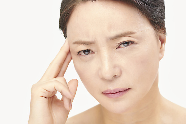 포토 JPG 스튜디오촬영 여자 중년 50대 중년라이프 스트레스 실내 표정 한명 누끼 근접촬영 상반신 앞모습 뷰티 한국인 찡그림 성형수술 피부관리 흰배경 두통 시술 의료성형뷰티 중년여자한명만 국내포토 1 라이프스타일 뷰포인트 백그라운드 사람 동양인 성인 내부 흰색 수술 질병 여자한명만 중년여자만 파일형식