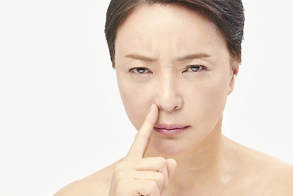 포토 JPG 스튜디오촬영 여자 중년 50대 중년라이프 실내 표정 한명 누끼 손짓 근접촬영 상반신 앞모습 뷰티 한국인 찡그림 성형수술 피부관리 흰배경 코 시술 비염 의료성형뷰티 중년여자한명만 국내포토 1 라이프스타일 뷰포인트 백그라운드 모션 사람 동양인 성인 내부 신체부위 흰색 수술 여자한명만 중년여자만 파일형식