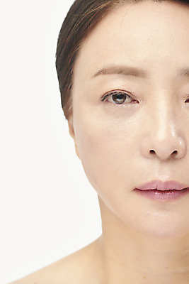 포토 JPG 스튜디오촬영 여자 중년 50대 중년라이프 실내 표정 한명 누끼 근접촬영 상반신 앞모습 뷰티 한국인 성형수술 피부관리 흰배경 시술 의료성형뷰티 중년여자한명만 국내포토 1 라이프스타일 뷰포인트 백그라운드 사람 동양인 성인 내부 흰색 수술 여자한명만 중년여자만 파일형식