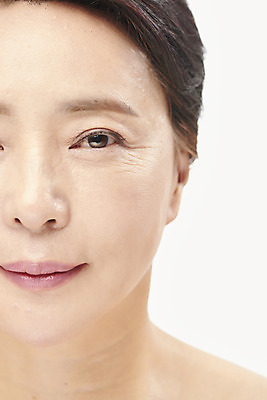 포토 JPG 스튜디오촬영 여자 중년 50대 중년라이프 실내 표정 한명 누끼 근접촬영 상반신 앞모습 뷰티 한국인 성형수술 피부관리 흰배경 시술 의료성형뷰티 중년여자한명만 국내포토 1 라이프스타일 뷰포인트 백그라운드 사람 동양인 성인 내부 흰색 수술 여자한명만 중년여자만 파일형식