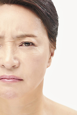 포토 JPG 스튜디오촬영 여자 중년 50대 중년라이프 실내 표정 한명 누끼 근접촬영 상반신 앞모습 뷰티 한국인 찡그림 성형수술 피부관리 흰배경 시술 의료성형뷰티 중년여자한명만 국내포토 1 라이프스타일 뷰포인트 백그라운드 사람 동양인 성인 내부 흰색 수술 여자한명만 중년여자만 파일형식