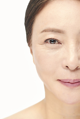 포토 JPG 스튜디오촬영 여자 중년 50대 중년라이프 실내 표정 한명 미소 누끼 근접촬영 상반신 앞모습 뷰티 한국인 성형수술 피부관리 흰배경 시술 의료성형뷰티 중년여자한명만 국내포토 1 라이프스타일 뷰포인트 백그라운드 사람 동양인 성인 내부 흰색 수술 여자한명만 중년여자만 파일형식