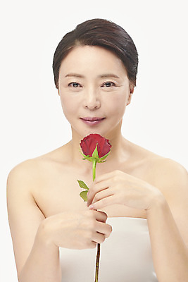 포토 JPG 스튜디오촬영 여자 중년 50대 중년라이프 실내 한명 들기 누끼 상반신 앞모습 뷰티 장미 한국인 피부관리 흰배경 향기 의료성형뷰티 중년여자한명만 국내포토 1 라이프스타일 꽃 뷰포인트 모션 사람 동양인 성인 내부 흰색 냄새 여자한명만 중년여자만 파일형식 식물 컬러 인종 생활 여자만 중년만 성인만