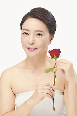 포토 JPG 스튜디오촬영 여자 중년 50대 중년라이프 실내 한명 들기 누끼 상반신 앞모습 뷰티 장미 한국인 피부관리 흰배경 향기 의료성형뷰티 중년여자한명만 국내포토 1 라이프스타일 꽃 뷰포인트 백그라운드 모션 사람 동양인 성인 내부 흰색 냄새 여자한명만 중년여자만 파일형식