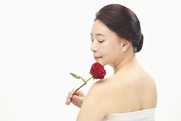 포토 JPG 스튜디오촬영 여자 중년 50대 중년라이프 실내 한명 들기 누끼 상반신 뒷모습 뷰티 장미 한국인 피부관리 흰배경 향기 의료성형뷰티 중년여자한명만 국내포토 1 라이프스타일 꽃 뷰포인트 백그라운드 모션 사람 동양인 성인 내부 흰색 냄새 여자한명만 중년여자만 파일형식