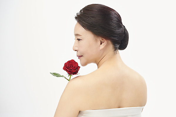 포토 JPG 스튜디오촬영 여자 중년 50대 중년라이프 실내 한명 들기 누끼 상반신 뒷모습 뷰티 장미 한국인 피부관리 흰배경 향기 의료성형뷰티 중년여자한명만 국내포토 1 라이프스타일 꽃 뷰포인트 백그라운드 모션 사람 동양인 성인 내부 흰색 냄새 여자한명만 중년여자만 파일형식