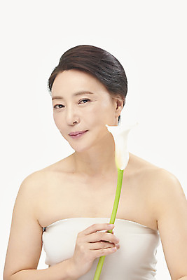 포토 JPG 스튜디오촬영 여자 중년 50대 중년라이프 실내 한명 미소 들기 누끼 상반신 앞모습 뷰티 한국인 피부관리 흰배경 칼라꽃 의료성형뷰티 중년여자한명만 국내포토 1 라이프스타일 꽃 뷰포인트 백그라운드 모션 표정 사람 동양인 성인 내부 흰색 여자한명만 중년여자만 파일형식