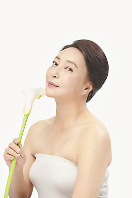 포토 JPG 스튜디오촬영 여자 중년 50대 중년라이프 실내 한명 미소 들기 누끼 상반신 옆모습 뷰티 한국인 피부관리 흰배경 칼라꽃 의료성형뷰티 중년여자한명만 국내포토 1 라이프스타일 꽃 뷰포인트 백그라운드 모션 표정 사람 동양인 성인 내부 흰색 여자한명만 중년여자만 파일형식