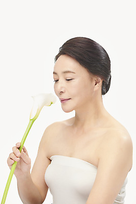 포토 JPG 스튜디오촬영 여자 중년 50대 중년라이프 실내 한명 들기 누끼 상반신 옆모습 뷰티 한국인 피부관리 흰배경 칼라꽃 의료성형뷰티 중년여자한명만 국내포토 1 라이프스타일 꽃 뷰포인트 백그라운드 모션 사람 동양인 성인 내부 흰색 여자한명만 중년여자만 파일형식