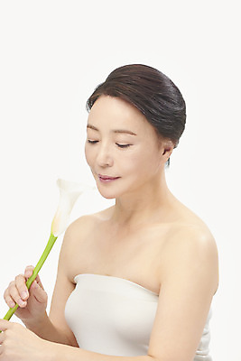 포토 JPG 스튜디오촬영 여자 중년 50대 중년라이프 실내 한명 들기 누끼 상반신 옆모습 뷰티 한국인 피부관리 흰배경 칼라꽃 의료성형뷰티 중년여자한명만 국내포토 1 라이프스타일 꽃 뷰포인트 백그라운드 모션 사람 동양인 성인 내부 흰색 여자한명만 중년여자만 파일형식