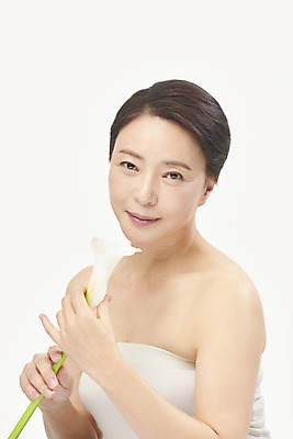 포토 JPG 스튜디오촬영 여자 중년 50대 중년라이프 실내 한명 미소 들기 누끼 상반신 옆모습 뷰티 한국인 피부관리 흰배경 칼라꽃 의료성형뷰티 중년여자한명만 국내포토 1 라이프스타일 꽃 뷰포인트 백그라운드 모션 표정 사람 동양인 성인 내부 흰색 여자한명만 중년여자만 파일형식