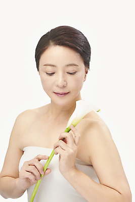 포토 JPG 스튜디오촬영 여자 중년 50대 중년라이프 실내 한명 들기 누끼 상반신 옆모습 뷰티 한국인 피부관리 흰배경 칼라꽃 의료성형뷰티 중년여자한명만 국내포토 1 라이프스타일 꽃 뷰포인트 백그라운드 모션 사람 동양인 성인 내부 흰색 여자한명만 중년여자만 파일형식