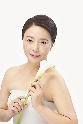 포토 JPG 스튜디오촬영 여자 중년 50대 중년라이프 실내 한명 미소 들기 누끼 상반신 옆모습 뷰티 한국인 피부관리 흰배경 칼라꽃 의료성형뷰티 중년여자한명만 국내포토 1 라이프스타일 꽃 뷰포인트 백그라운드 모션 표정 사람 동양인 성인 내부 흰색 여자한명만 중년여자만 파일형식