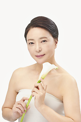 포토 JPG 스튜디오촬영 여자 중년 50대 중년라이프 실내 한명 미소 들기 누끼 상반신 옆모습 뷰티 한국인 피부관리 흰배경 칼라꽃 의료성형뷰티 중년여자한명만 국내포토 1 라이프스타일 꽃 뷰포인트 백그라운드 모션 표정 사람 동양인 성인 내부 흰색 여자한명만 중년여자만 파일형식