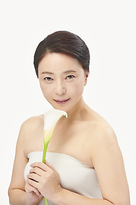 포토 JPG 스튜디오촬영 여자 중년 50대 중년라이프 실내 한명 미소 들기 누끼 상반신 옆모습 뷰티 한국인 피부관리 흰배경 칼라꽃 의료성형뷰티 중년여자한명만 국내포토 1 라이프스타일 꽃 뷰포인트 백그라운드 모션 표정 사람 동양인 성인 내부 흰색 여자한명만 중년여자만 파일형식