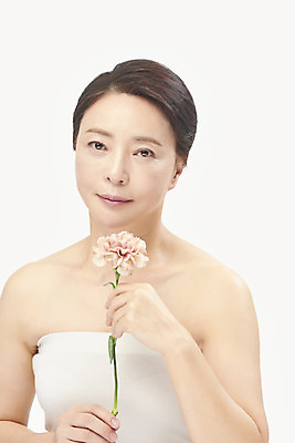 포토 JPG 스튜디오촬영 여자 중년 50대 중년라이프 실내 한명 미소 들기 누끼 상반신 앞모습 뷰티 한국인 카네이션 피부관리 흰배경 향기 의료성형뷰티 중년여자한명만 국내포토 1 라이프스타일 꽃 뷰포인트 백그라운드 모션 표정 사람 동양인 성인 내부 흰색 냄새 여자한명만 중년여자만 파일형식