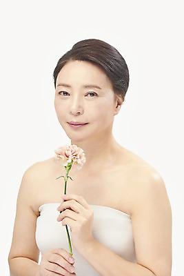 포토 JPG 스튜디오촬영 여자 중년 50대 중년라이프 실내 한명 미소 들기 누끼 상반신 옆모습 뷰티 한국인 카네이션 피부관리 흰배경 향기 의료성형뷰티 중년여자한명만 국내포토 1 라이프스타일 꽃 뷰포인트 백그라운드 모션 표정 사람 동양인 성인 내부 흰색 냄새 여자한명만 중년여자만 파일형식