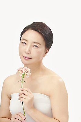 포토 JPG 스튜디오촬영 여자 중년 50대 중년라이프 실내 한명 미소 들기 누끼 상반신 옆모습 뷰티 한국인 카네이션 피부관리 흰배경 향기 의료성형뷰티 중년여자한명만 국내포토 1 라이프스타일 꽃 뷰포인트 백그라운드 모션 표정 사람 동양인 성인 내부 흰색 냄새 여자한명만 중년여자만 파일형식