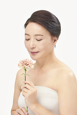 포토 JPG 스튜디오촬영 여자 중년 50대 중년라이프 실내 한명 들기 누끼 상반신 옆모습 뷰티 한국인 카네이션 피부관리 흰배경 향기 의료성형뷰티 중년여자한명만 국내포토 1 라이프스타일 꽃 뷰포인트 백그라운드 모션 사람 동양인 성인 내부 흰색 냄새 여자한명만 중년여자만 파일형식