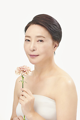 포토 JPG 스튜디오촬영 여자 중년 50대 중년라이프 실내 한명 미소 들기 누끼 상반신 옆모습 뷰티 한국인 카네이션 피부관리 흰배경 향기 의료성형뷰티 중년여자한명만 국내포토 1 라이프스타일 꽃 뷰포인트 백그라운드 모션 표정 사람 동양인 성인 내부 흰색 냄새 여자한명만 중년여자만 파일형식