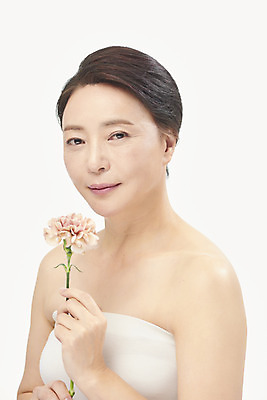 포토 JPG 스튜디오촬영 여자 중년 50대 중년라이프 실내 한명 미소 들기 누끼 상반신 옆모습 뷰티 한국인 카네이션 피부관리 흰배경 향기 의료성형뷰티 중년여자한명만 국내포토 1 라이프스타일 꽃 뷰포인트 백그라운드 모션 표정 사람 동양인 성인 내부 흰색 냄새 여자한명만 중년여자만 파일형식