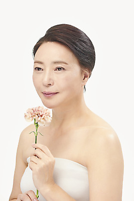 포토 JPG 스튜디오촬영 여자 중년 50대 중년라이프 실내 한명 미소 들기 누끼 상반신 옆모습 뷰티 한국인 카네이션 피부관리 흰배경 향기 의료성형뷰티 중년여자한명만 국내포토 1 라이프스타일 꽃 뷰포인트 백그라운드 모션 표정 사람 동양인 성인 내부 흰색 냄새 여자한명만 중년여자만 파일형식