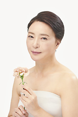 포토 JPG 스튜디오촬영 여자 중년 50대 중년라이프 실내 한명 미소 들기 누끼 상반신 옆모습 뷰티 한국인 카네이션 피부관리 흰배경 향기 의료성형뷰티 중년여자한명만 국내포토 1 라이프스타일 꽃 뷰포인트 백그라운드 모션 표정 사람 동양인 성인 내부 흰색 냄새 여자한명만 중년여자만 파일형식