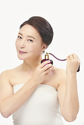 포토 JPG 스튜디오촬영 여자 중년 50대 중년라이프 실내 한명 미소 들기 누끼 상반신 앞모습 뷰티 한국인 향수 피부관리 흰배경 향기 의료성형뷰티 중년여자한명만 국내포토 1 라이프스타일 뷰포인트 백그라운드 모션 표정 사람 동양인 성인 내부 화장품 흰색 냄새 여자한명만 중년여자만 파일형식