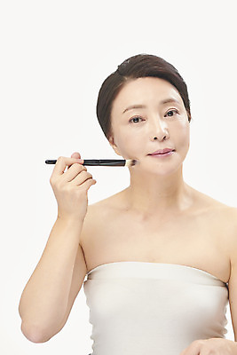 포토 JPG 스튜디오촬영 여자 중년 50대 중년라이프 실내 한명 들기 누끼 상반신 앞모습 화장 뷰티 한국인 피부관리 흰배경 메이크업브러쉬 의료성형뷰티 중년여자한명만 국내포토 1 라이프스타일 뷰포인트 백그라운드 모션 사람 동양인 성인 내부 흰색 붓 여자한명만 중년여자만 파일형식
