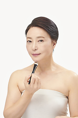 포토 JPG 스튜디오촬영 여자 중년 50대 중년라이프 실내 한명 들기 누끼 상반신 앞모습 화장 뷰티 한국인 피부관리 흰배경 메이크업브러쉬 의료성형뷰티 중년여자한명만 국내포토 1 라이프스타일 뷰포인트 백그라운드 모션 사람 동양인 성인 내부 흰색 붓 여자한명만 중년여자만 파일형식