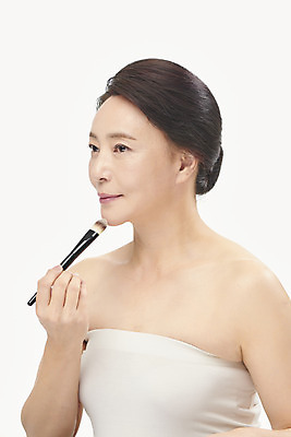 포토 JPG 스튜디오촬영 여자 중년 50대 중년라이프 실내 한명 들기 누끼 상반신 옆모습 화장 뷰티 한국인 피부관리 흰배경 메이크업브러쉬 의료성형뷰티 중년여자한명만 국내포토 1 라이프스타일 뷰포인트 백그라운드 모션 사람 동양인 성인 내부 흰색 붓 여자한명만 중년여자만 파일형식