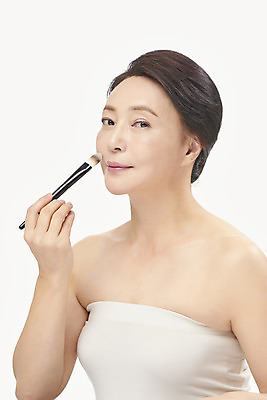 포토 JPG 스튜디오촬영 여자 중년 50대 중년라이프 실내 한명 들기 누끼 상반신 옆모습 화장 뷰티 한국인 피부관리 흰배경 메이크업브러쉬 의료성형뷰티 중년여자한명만 국내포토 1 라이프스타일 뷰포인트 백그라운드 모션 사람 동양인 성인 내부 흰색 붓 여자한명만 중년여자만 파일형식