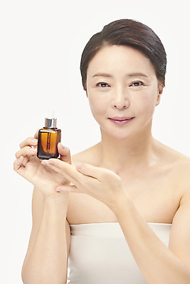 포토 JPG 스튜디오촬영 여자 중년 50대 중년라이프 실내 한명 들기 누끼 상반신 앞모습 뷰티 화장품 한국인 피부관리 흰배경 앰플 의료성형뷰티 중년여자한명만 국내포토 1 라이프스타일 뷰포인트 백그라운드 모션 사람 동양인 성인 내부 흰색 여자한명만 중년여자만 파일형식