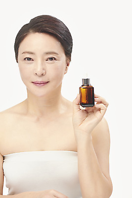 포토 JPG 스튜디오촬영 여자 중년 50대 중년라이프 실내 한명 들기 누끼 상반신 앞모습 뷰티 화장품 한국인 피부관리 흰배경 앰플 의료성형뷰티 중년여자한명만 국내포토 1 라이프스타일 뷰포인트 백그라운드 모션 사람 동양인 성인 내부 흰색 여자한명만 중년여자만 파일형식