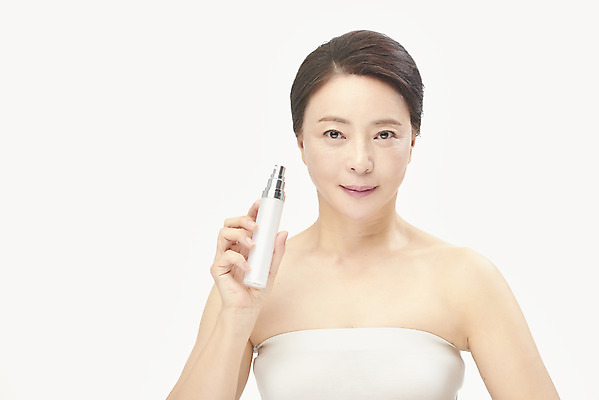 포토 JPG 스튜디오촬영 여자 중년 50대 중년라이프 실내 한명 들기 누끼 상반신 앞모습 뷰티 화장품 한국인 피부관리 흰배경 스킨케어 의료성형뷰티 중년여자한명만 국내포토 1 라이프스타일 뷰포인트 백그라운드 모션 사람 동양인 성인 내부 흰색 여자한명만 중년여자만 파일형식