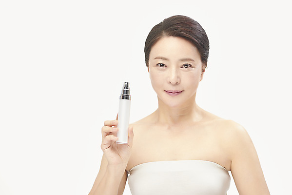 포토 JPG 스튜디오촬영 여자 중년 50대 중년라이프 실내 한명 들기 누끼 상반신 앞모습 뷰티 화장품 한국인 피부관리 흰배경 스킨케어 의료성형뷰티 중년여자한명만 국내포토 1 라이프스타일 뷰포인트 백그라운드 모션 사람 동양인 성인 내부 흰색 여자한명만 중년여자만 파일형식