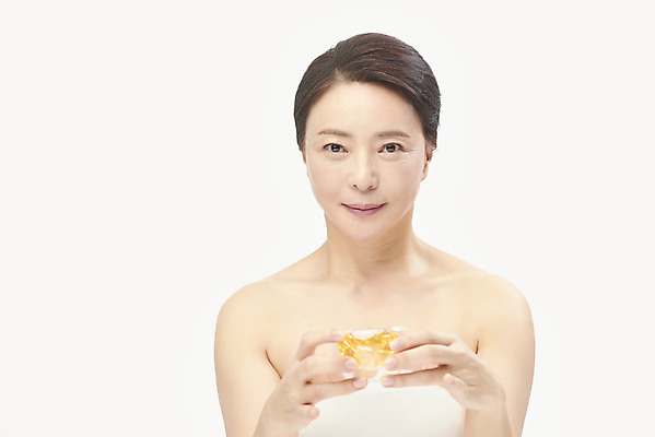 포토 JPG 스튜디오촬영 여자 중년 50대 중년라이프 실내 한명 미소 들기 누끼 상반신 앞모습 뷰티 한국인 피부관리 흰배경 앰플 의료성형뷰티 중년여자한명만 국내포토 1 라이프스타일 뷰포인트 백그라운드 모션 표정 사람 동양인 성인 내부 흰색 여자한명만 중년여자만 파일형식