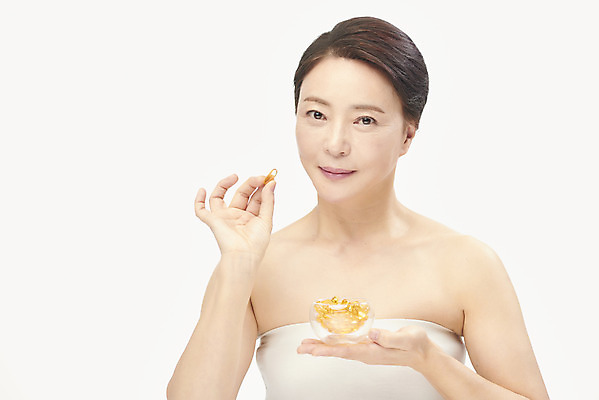 포토 JPG 스튜디오촬영 여자 중년 50대 중년라이프 실내 한명 미소 들기 누끼 상반신 앞모습 뷰티 한국인 피부관리 흰배경 앰플 의료성형뷰티 중년여자한명만 국내포토 1 라이프스타일 뷰포인트 백그라운드 모션 표정 사람 동양인 성인 내부 흰색 여자한명만 중년여자만 파일형식