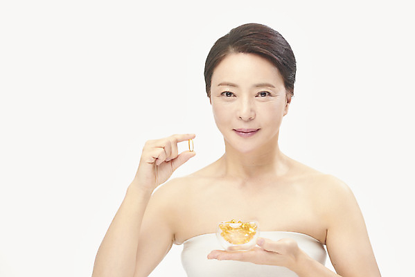 포토 JPG 스튜디오촬영 여자 중년 50대 중년라이프 실내 한명 미소 들기 누끼 상반신 앞모습 뷰티 한국인 피부관리 흰배경 앰플 의료성형뷰티 중년여자한명만 국내포토 1 라이프스타일 뷰포인트 백그라운드 모션 표정 사람 동양인 성인 내부 흰색 여자한명만 중년여자만 파일형식