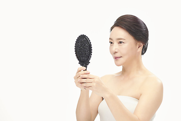 포토 JPG 스튜디오촬영 응시 여자 중년 50대 중년라이프 실내 한명 들기 누끼 상반신 옆모습 뷰티 거울 한국인 피부관리 흰배경 의료성형뷰티 중년여자한명만 국내포토 1 라이프스타일 시선 뷰포인트 백그라운드 모션 사람 동양인 성인 내부 흰색 여자한명만 중년여자만 파일형식