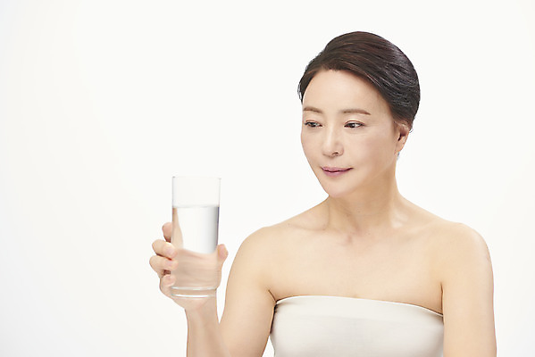 포토 JPG 스튜디오촬영 여자 중년 50대 중년라이프 실내 한명 들기 누끼 상반신 앞모습 물 뷰티 한국인 수분 물컵 피부관리 흰배경 물마시기 수분섭취 의료성형뷰티 중년여자한명만 국내포토 자연요소 1 라이프스타일 뷰포인트 백그라운드 모션 사람 동양인 성인 내부 컵 마시기 흰색 여자한명만 중년여자만 파일형식