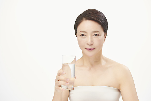 포토 JPG 스튜디오촬영 여자 중년 50대 중년라이프 실내 한명 들기 누끼 상반신 앞모습 물 뷰티 한국인 수분 물컵 피부관리 흰배경 물마시기 수분섭취 의료성형뷰티 중년여자한명만 국내포토 자연요소 1 라이프스타일 뷰포인트 백그라운드 모션 사람 동양인 성인 내부 컵 마시기 흰색 여자한명만 중년여자만 파일형식