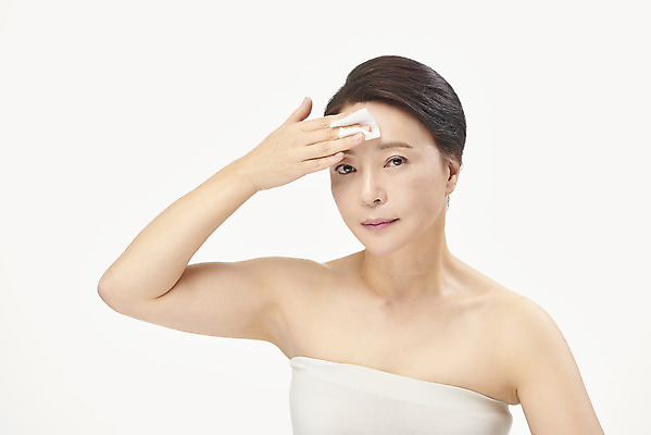 포토 JPG 스튜디오촬영 여자 중년 50대 중년라이프 실내 한명 들기 누끼 상반신 앞모습 화장 뷰티 한국인 피부관리 흰배경 닦기 클렌징 화장솜 의료성형뷰티 중년여자한명만 국내포토 1 라이프스타일 뷰포인트 백그라운드 모션 사람 동양인 성인 내부 청결 화장용품 흰색 여자한명만 중년여자만 파일형식