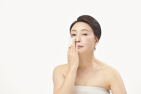 포토 JPG 스튜디오촬영 여자 중년 50대 중년라이프 실내 한명 들기 누끼 상반신 앞모습 화장 뷰티 한국인 피부관리 흰배경 닦기 클렌징 화장솜 의료성형뷰티 중년여자한명만 국내포토 1 라이프스타일 뷰포인트 백그라운드 모션 사람 동양인 성인 내부 청결 화장용품 흰색 여자한명만 중년여자만 파일형식