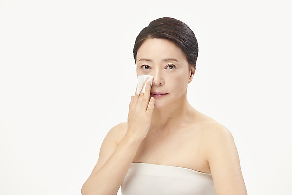 포토 JPG 스튜디오촬영 여자 중년 50대 중년라이프 실내 한명 들기 누끼 상반신 앞모습 화장 뷰티 한국인 피부관리 흰배경 닦기 클렌징 화장솜 의료성형뷰티 중년여자한명만 국내포토 1 라이프스타일 뷰포인트 백그라운드 모션 사람 동양인 성인 내부 청결 화장용품 흰색 여자한명만 중년여자만 파일형식