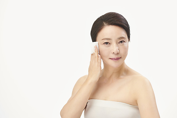 포토 JPG 스튜디오촬영 여자 중년 50대 중년라이프 실내 한명 들기 누끼 상반신 앞모습 화장 뷰티 한국인 피부관리 흰배경 닦기 클렌징 화장솜 의료성형뷰티 중년여자한명만 국내포토 1 라이프스타일 뷰포인트 백그라운드 모션 사람 동양인 성인 내부 청결 화장용품 흰색 여자한명만 중년여자만 파일형식